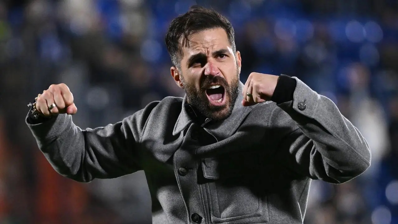 Como: Chiếc áo chật của Fabregas