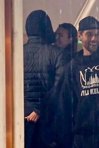 Leonardo DiCaprio quấn lấy bạn gái kém 24 tuổi 2 Leonardo DiCaprio quấn lấy bạn gái kém 24 tuổi