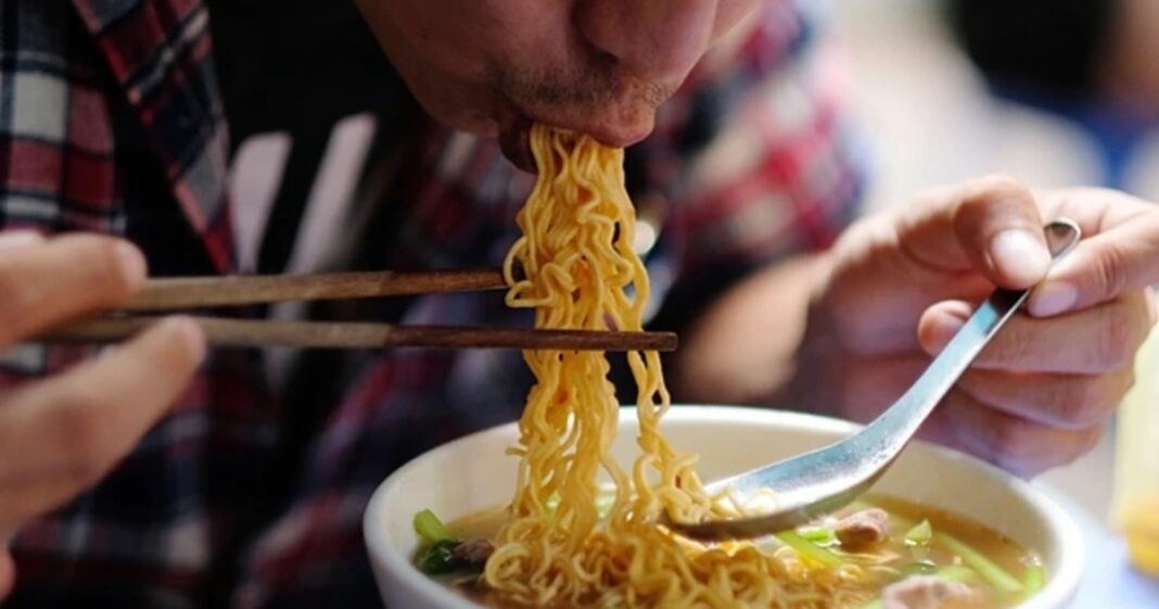 Mì tôm là món đỉnh nóc kịch trần của người Việt