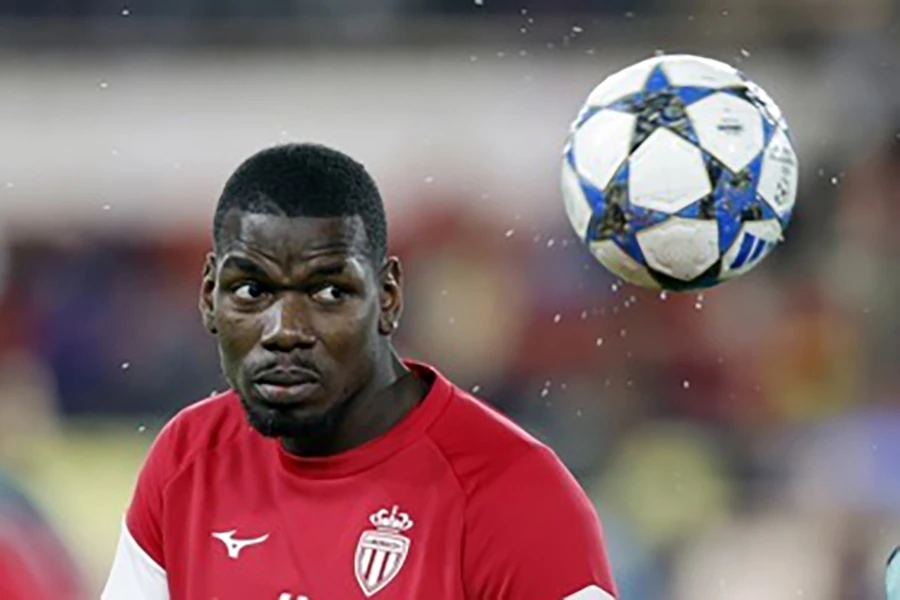 Pogba chạy đua từng phút