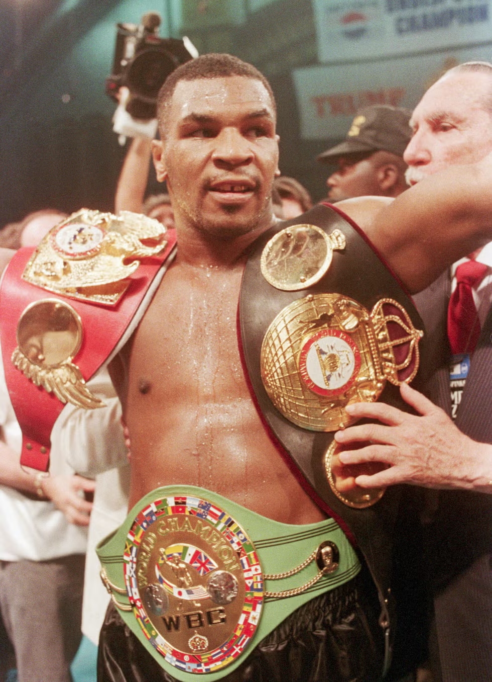 Donald Trump, Mike Tyson và trận đấu phơi bày một kỷ nguyên tham vọng