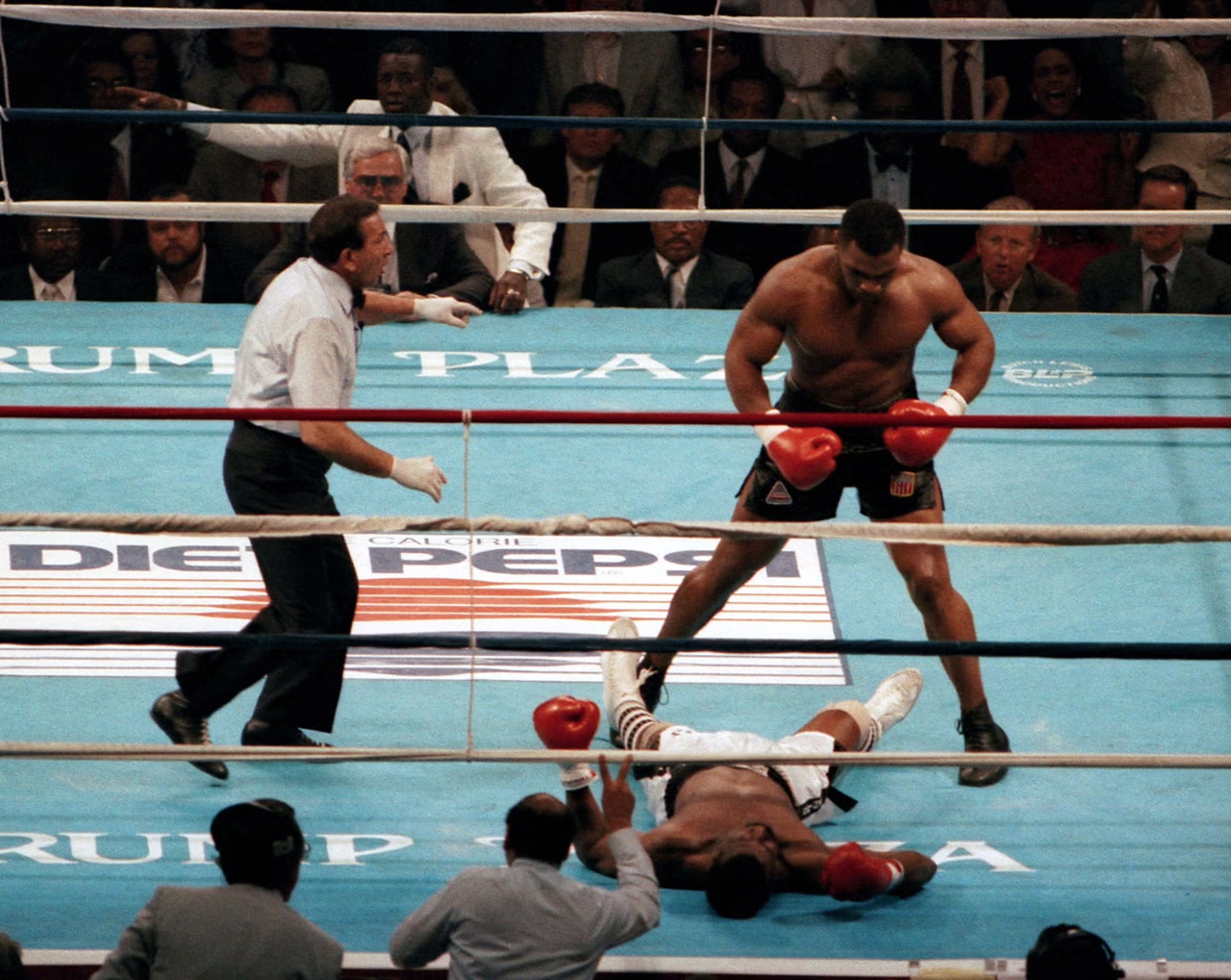 Donald Trump, Mike Tyson và trận đấu phơi bày một kỷ nguyên tham vọng