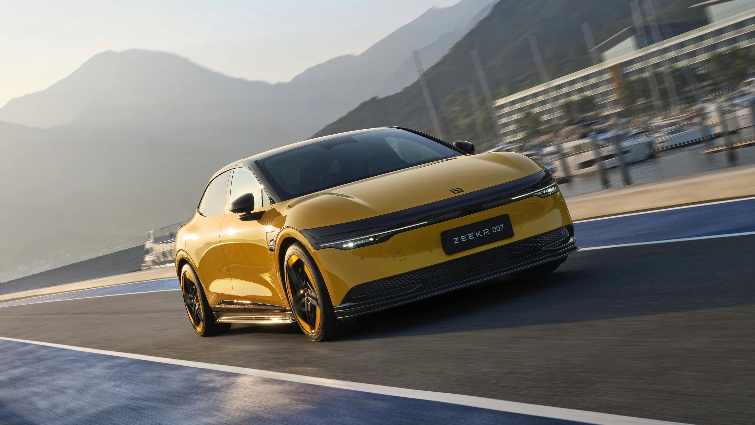 Không phải Trung Quốc quá nhanh, mà thế giới đi quá chậm