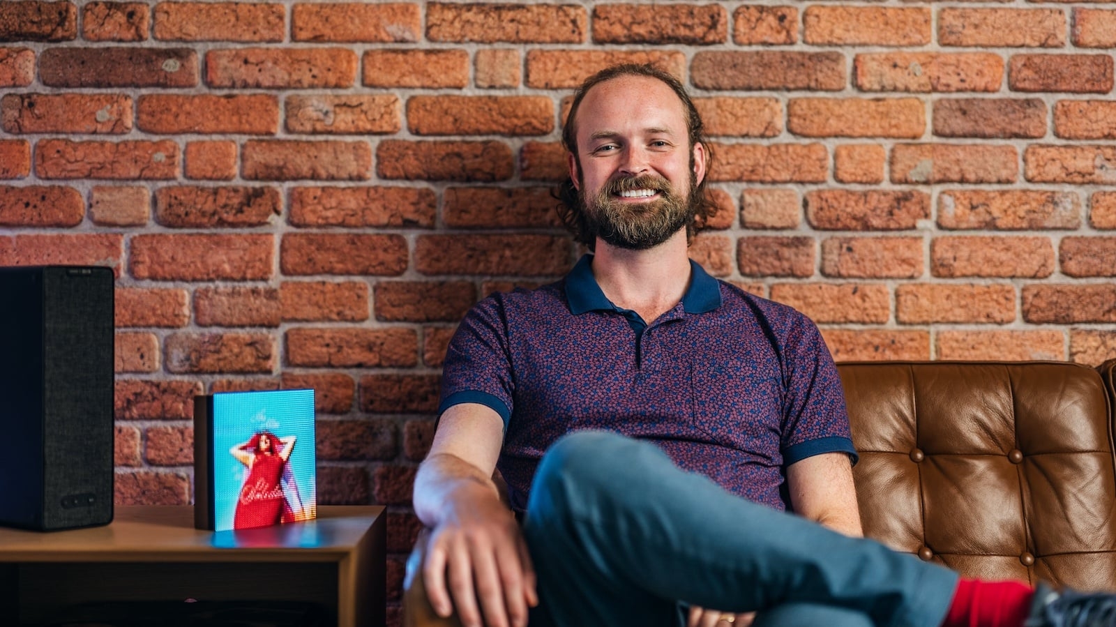 Biến bàn làm việc thành Chill Zone với màn hình hiển thị nhạc TuneShine 2 Tuneshine – Khi bìa album bước ra khỏi màn hình