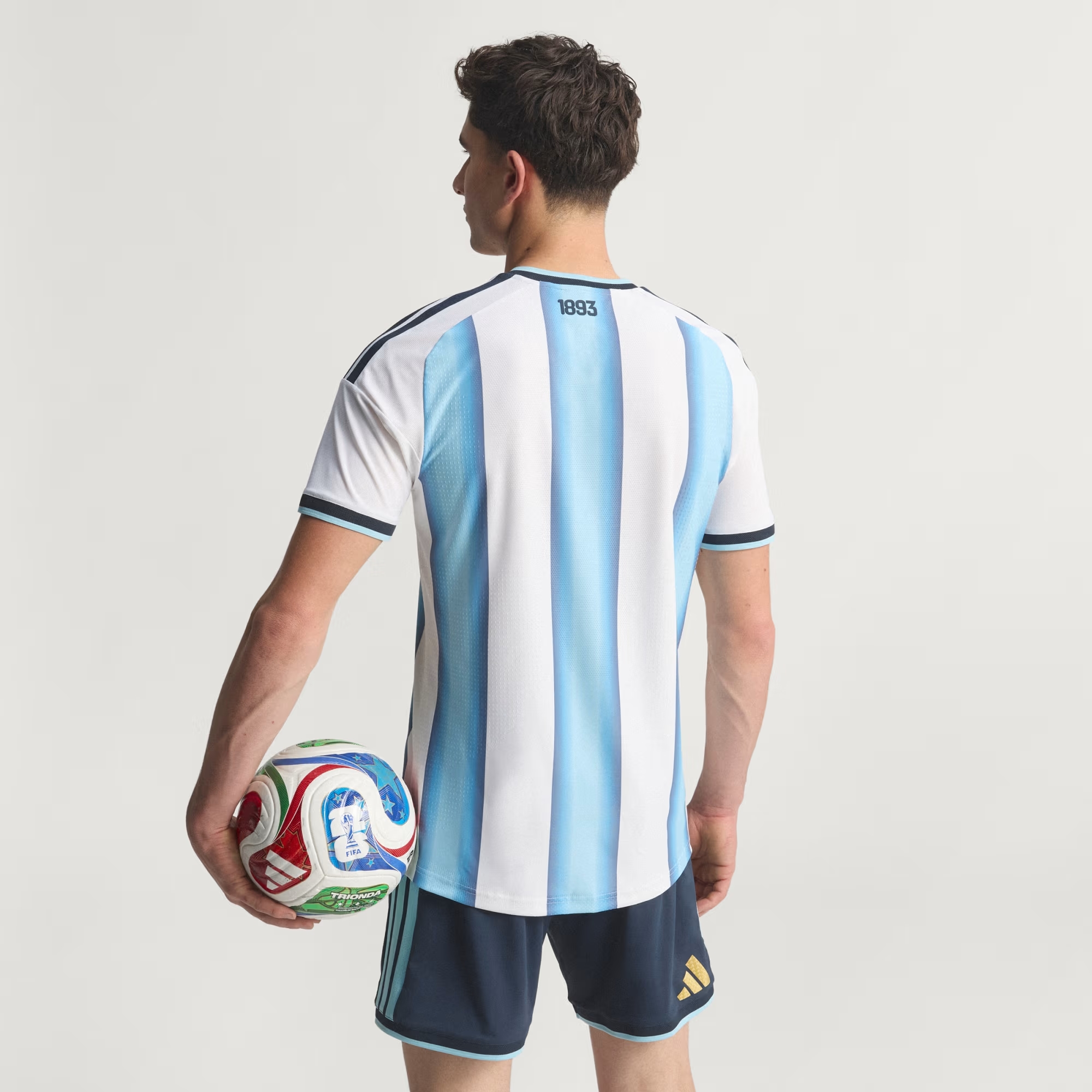 Áo đấu sân nhà Argentina 26 phiên bản authentic adidas: 3 triệu cho fan hâm mộ 2 Áo đấu sân nhà Argentina 26 phiên bản authentic adidas: 3 triệu cho fan hâm mộ