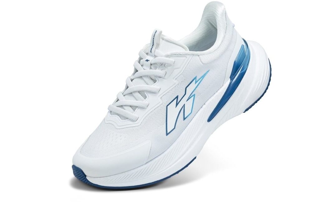 Đánh giá nhanh Biti’s Hunter EZ Lift màu xanh dương: Ôm ấp từng chuyển động