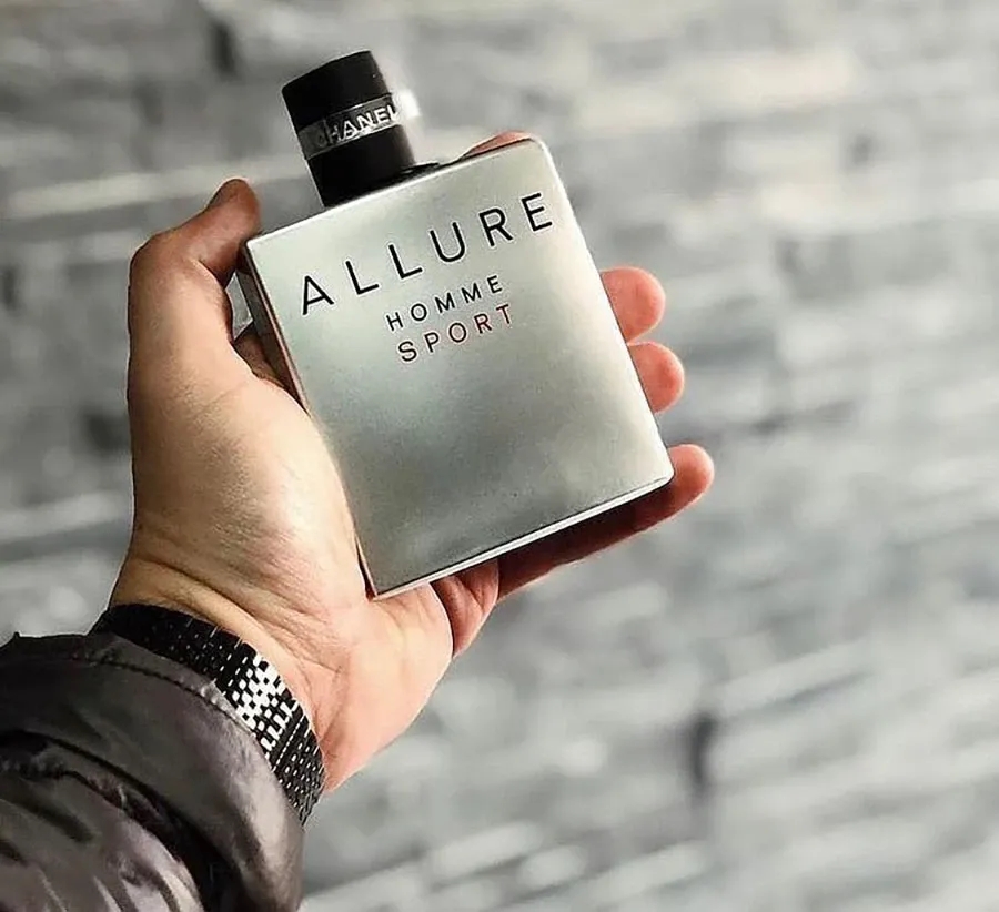 Chanel Allure Homme Sport EDT 100ml: Mùi nước hoa quốc dân cho đàn ông hiện đại 8 Chanel Allure Homme Sport EDT 100ml: Mùi nước hoa quốc dân cho đàn ông hiện đại