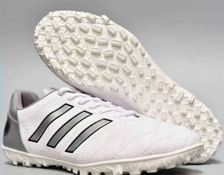 Giày đá banh TF: Dân phủi nào cũng có một đôi 2 Giày đá banh TF: Dân phủi nào cũng có một đôi