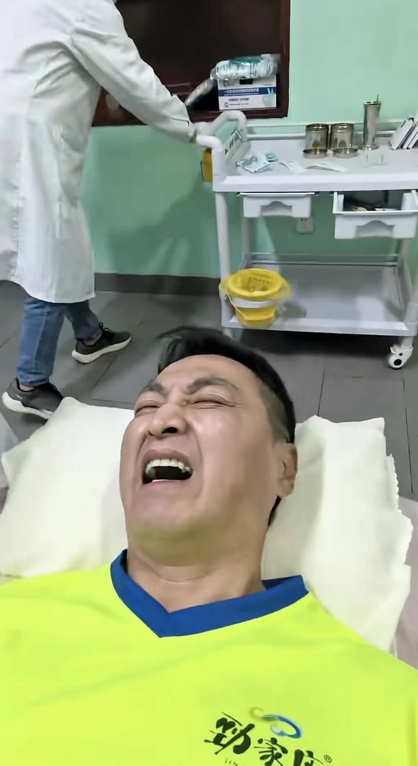 Triển Chiêu Hà Gia Kính nhập viện 1 Triển Chiêu Hà Gia Kính nhập viện