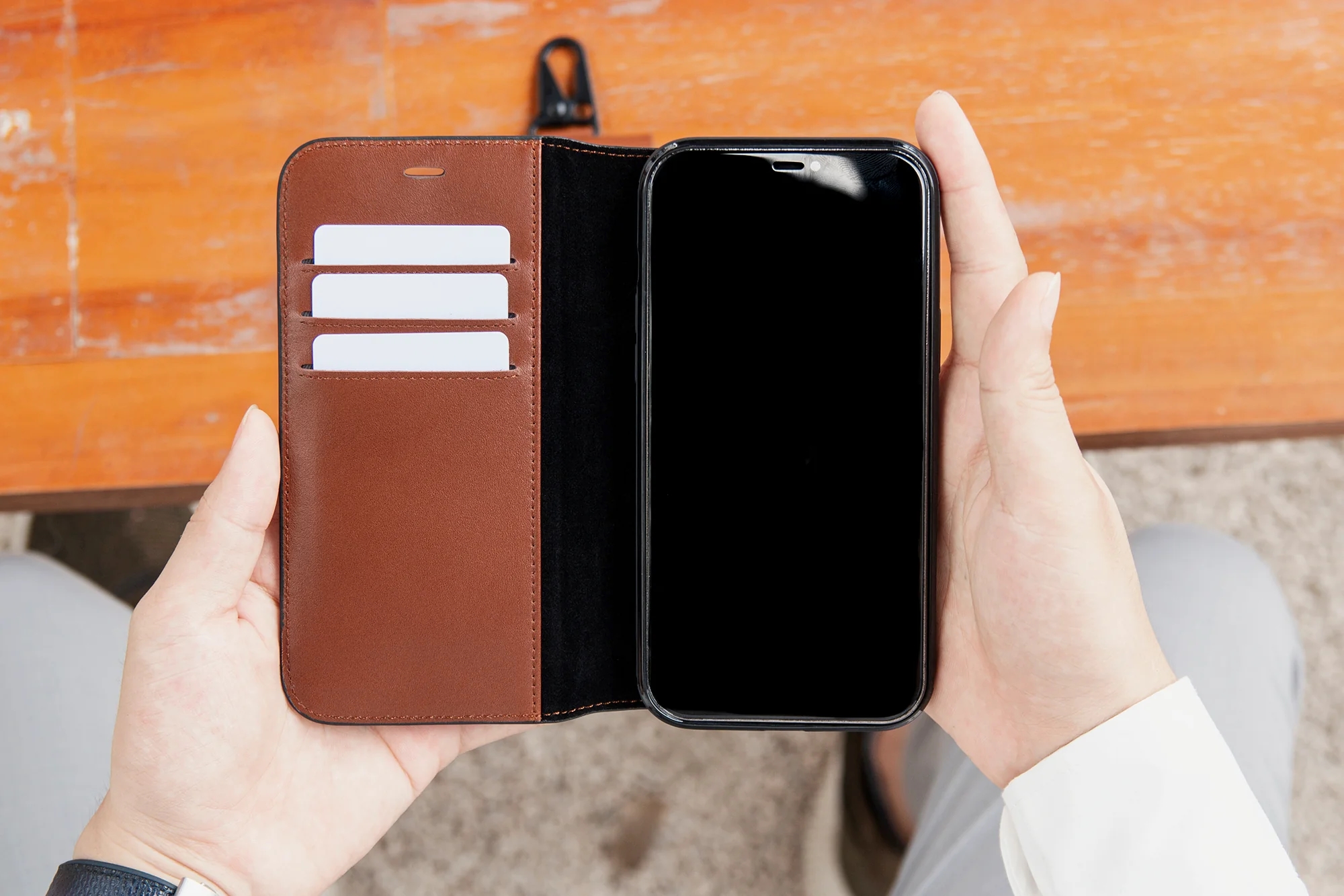 Ốp lưng kèm ví Flip Cover iPhone 17 Series: Món này sinh ra cho mấy ông hay “quên ví” 1 Ốp lưng kèm ví Flip Cover iPhone 17 Series: Món này sinh ra cho mấy ông hay “quên ví”