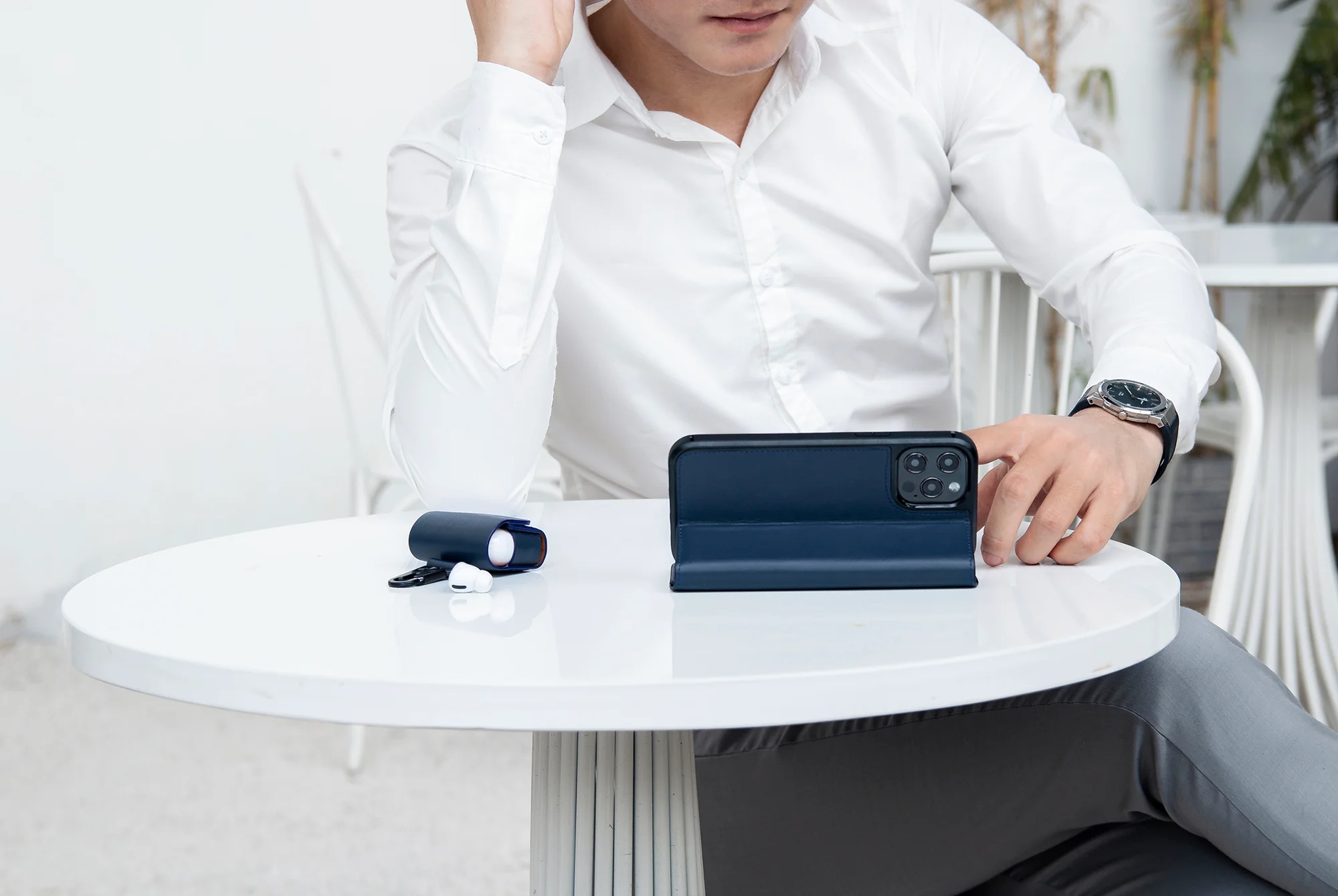 Ốp lưng kèm ví Flip Cover iPhone 17 Series: Món này sinh ra cho mấy ông hay “quên ví” 4 Ốp lưng kèm ví Flip Cover iPhone 17 Series: Món này sinh ra cho mấy ông hay “quên ví”