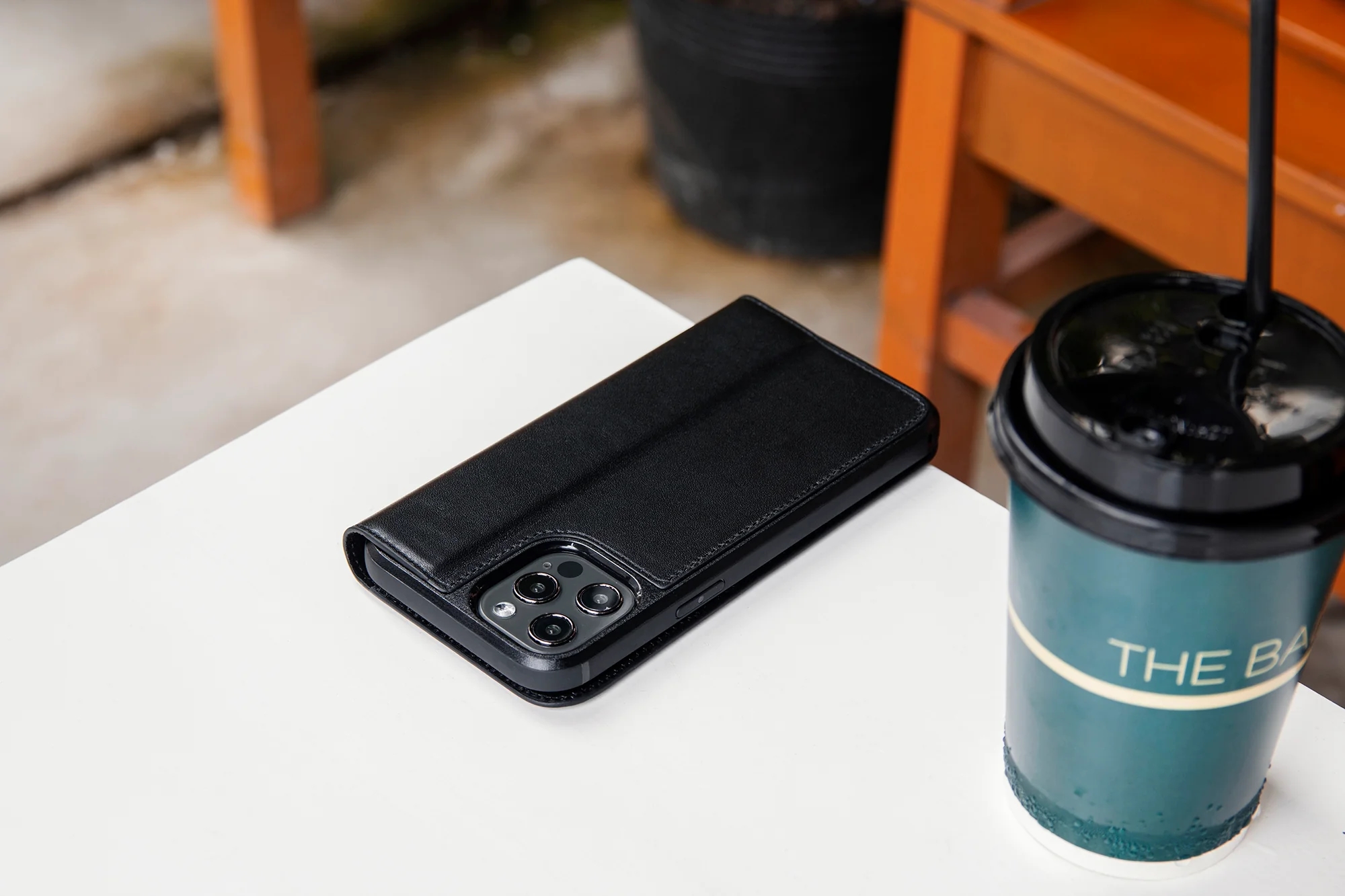 Ốp lưng kèm ví Flip Cover iPhone 17 Series: Món này sinh ra cho mấy ông hay “quên ví” 5 Ốp lưng kèm ví Flip Cover iPhone 17 Series: Món này sinh ra cho mấy ông hay “quên ví”