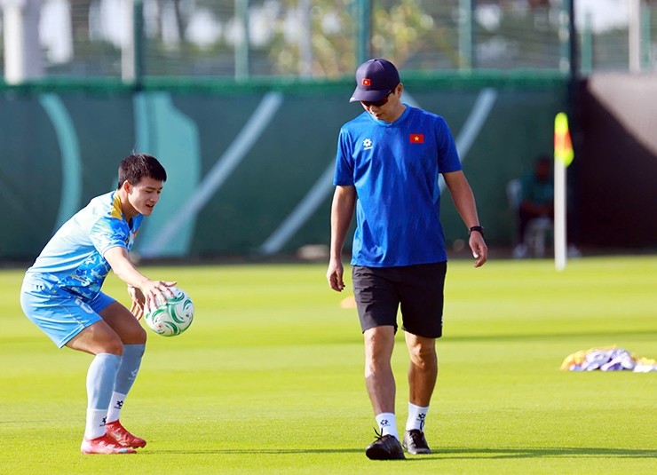 HLV Kim Sang-sik ‘lên gân’ cho học trò