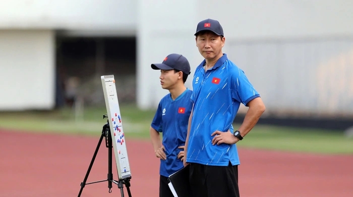 HLV Kim Sang-sik ‘lên gân’ cho học trò