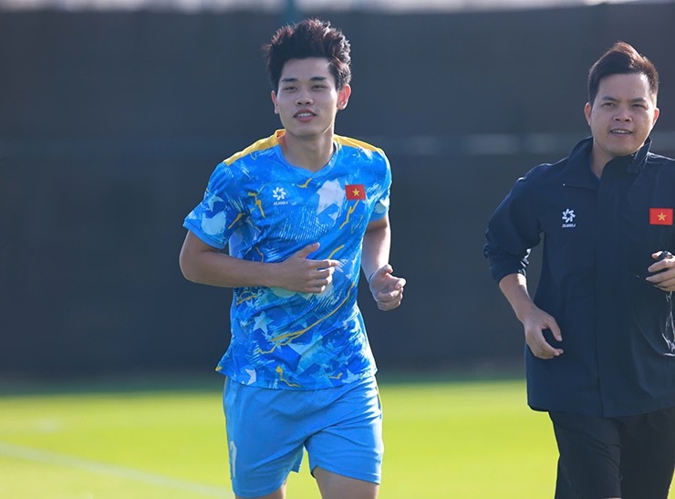 HLV Kim Sang-sik ‘lên gân’ cho học trò