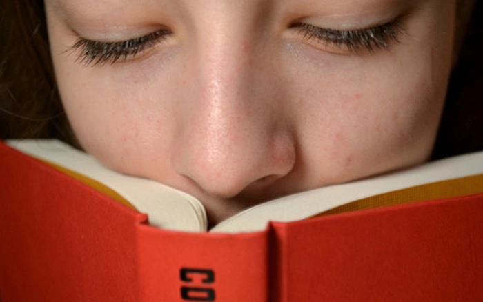Vì sao chúng ta nghiện mùi sách?