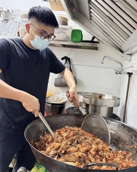 Bỏ nghề kỹ sư, anh chọn đứng bán mì tôm