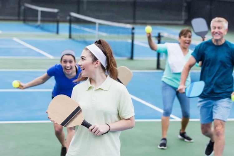 Nhà giàu Mỹ thích chơi pickleball trong vườn nhà