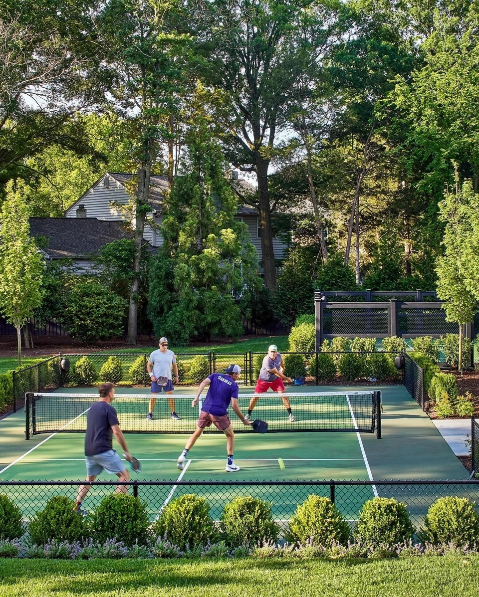 Nhà giàu Mỹ thích chơi pickleball trong vườn nhà