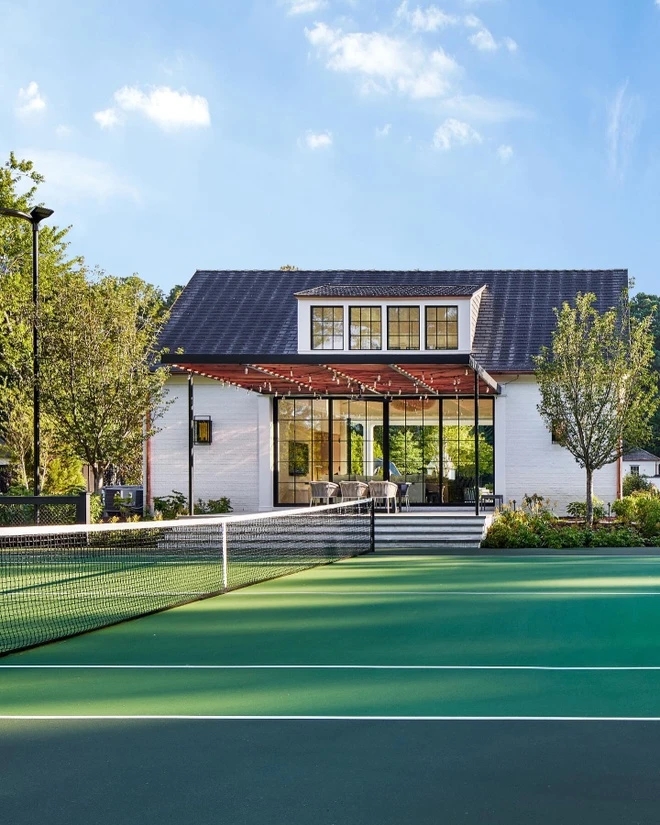 Nhà giàu Mỹ thích chơi pickleball trong vườn nhà