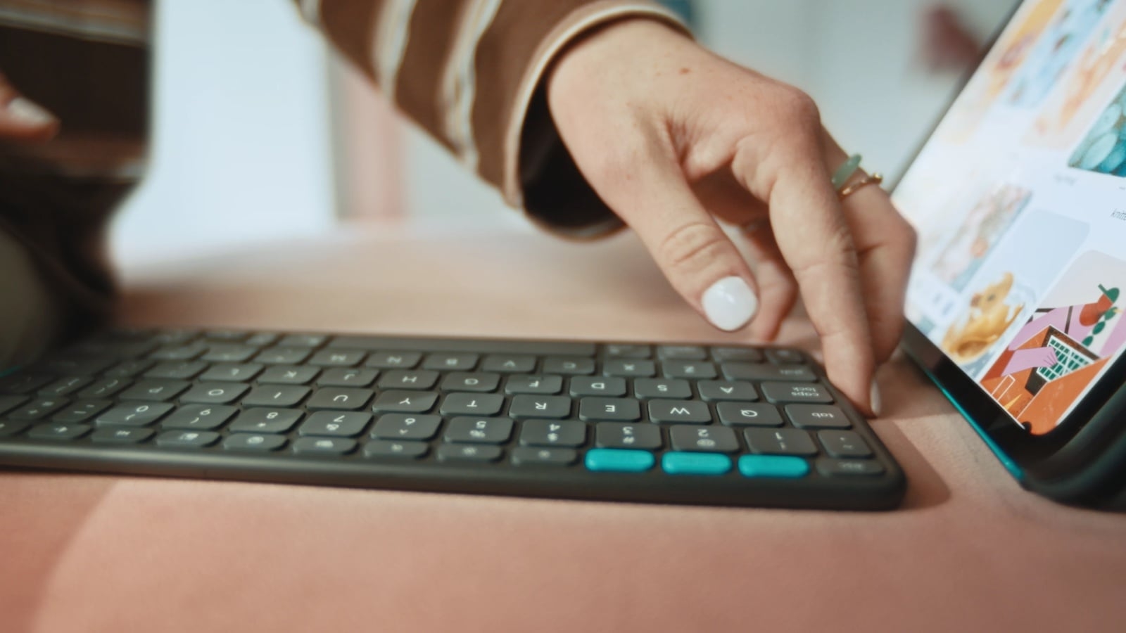 Logitech Flip Folio cho iPad – Bao da kèm bàn phím rời