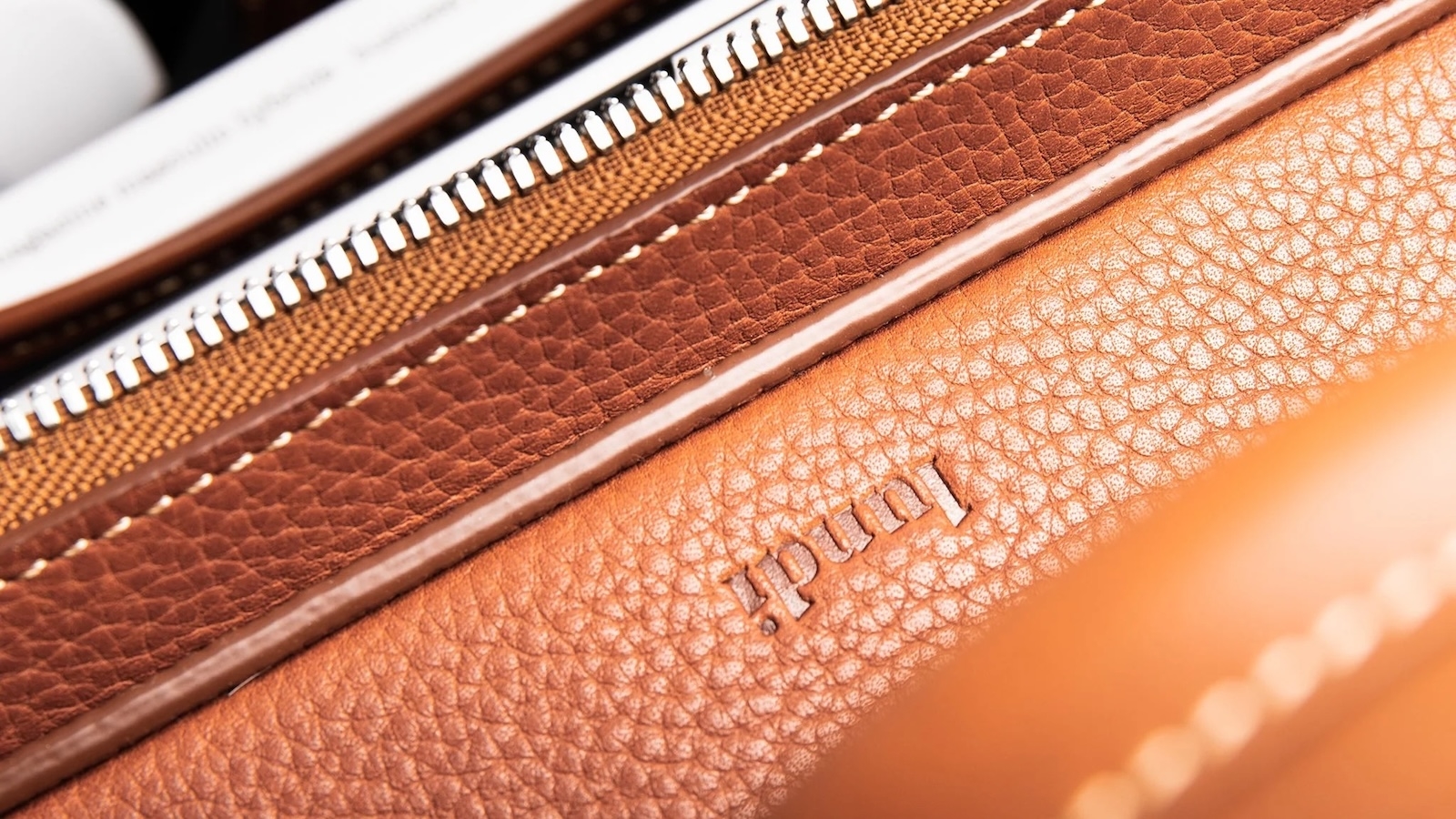 Lundi 36-hr Leather Briefcase TILIO II Cognac: Cặp da cao cấp cho doanh nhân hiện đại 2 Lundi 36-hr Leather Briefcase TILIO II Cognac: Cặp da cao cấp cho doanh nhân hiện đại