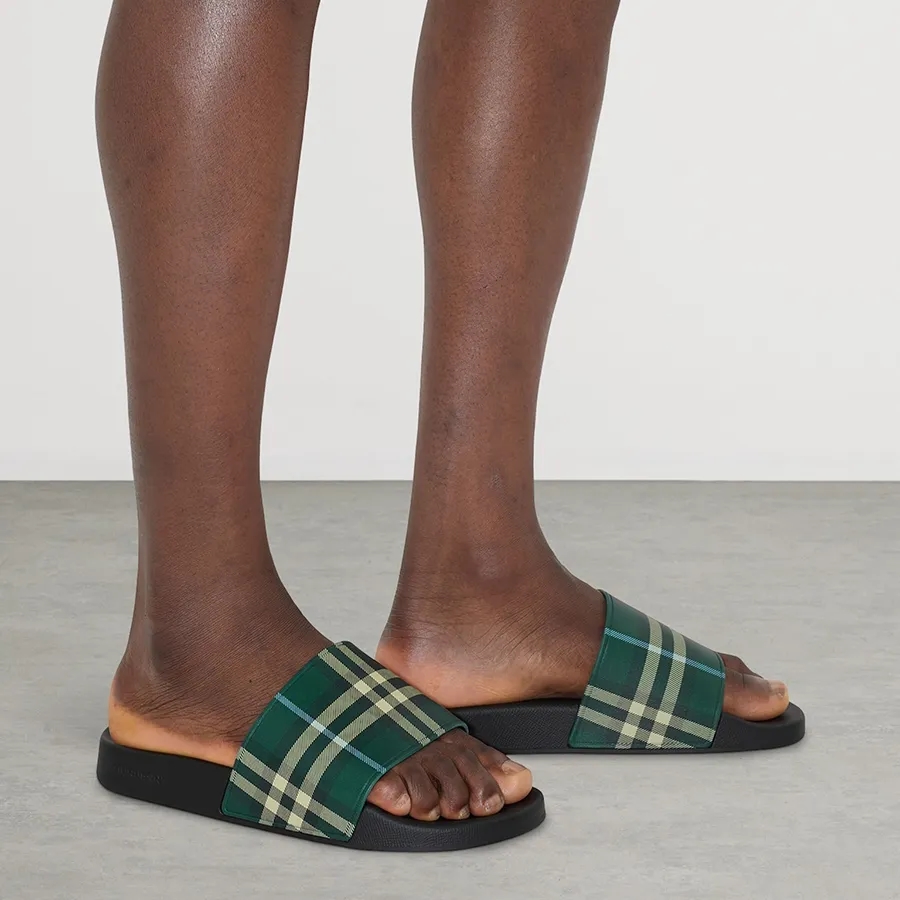 Burberry Check Slides Leaf IP Check xanh đen: Hiện đại, tầm 10 triệu