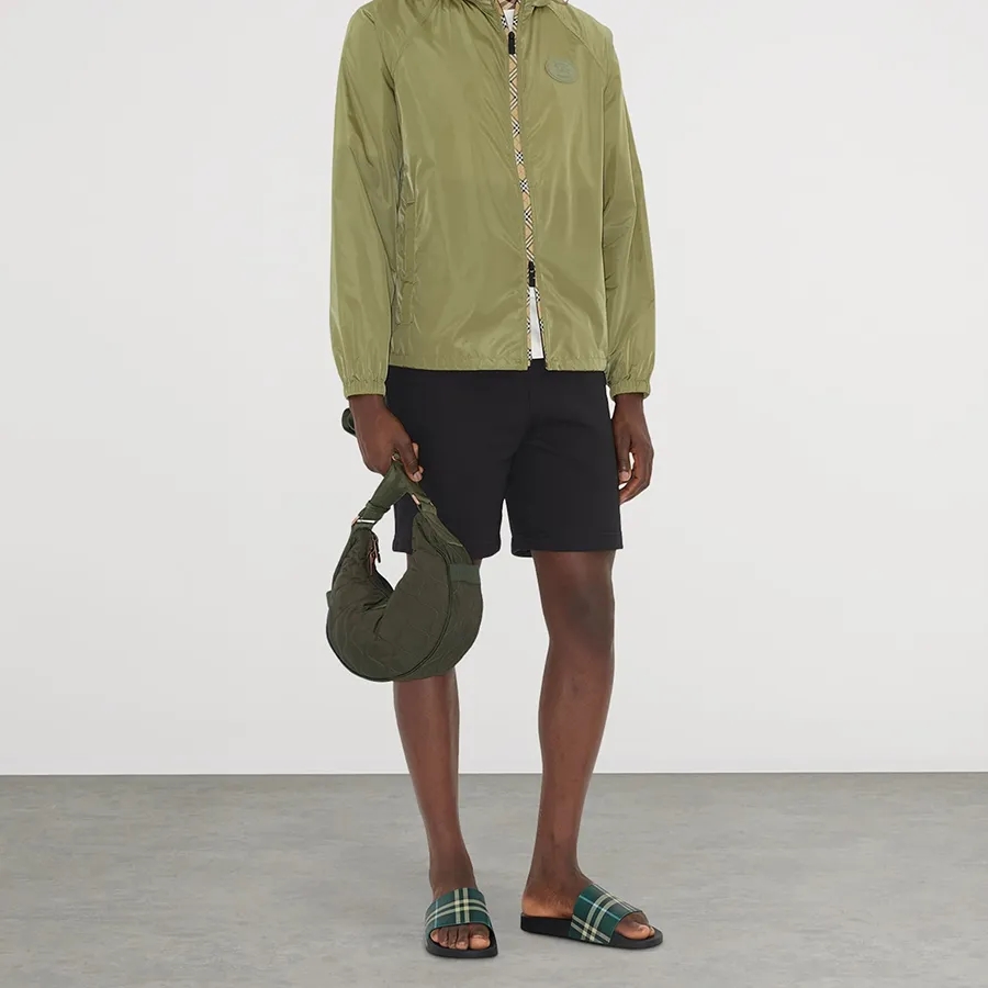 Burberry Check Slides Leaf IP Check xanh đen: Hiện đại, tầm 10 triệu