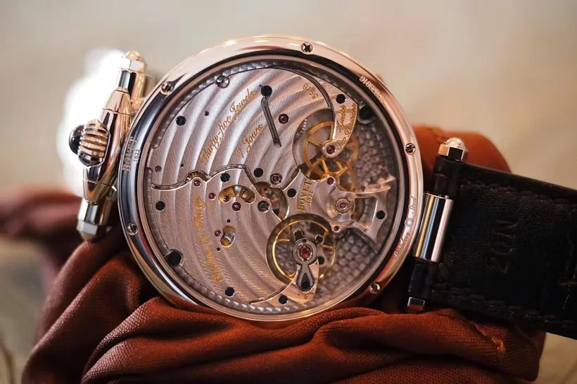 BOVET 1822 19Thirty: Khi hồn đồng hồ bỏ túi sống lại trên cổ tay quý ông hiện đại