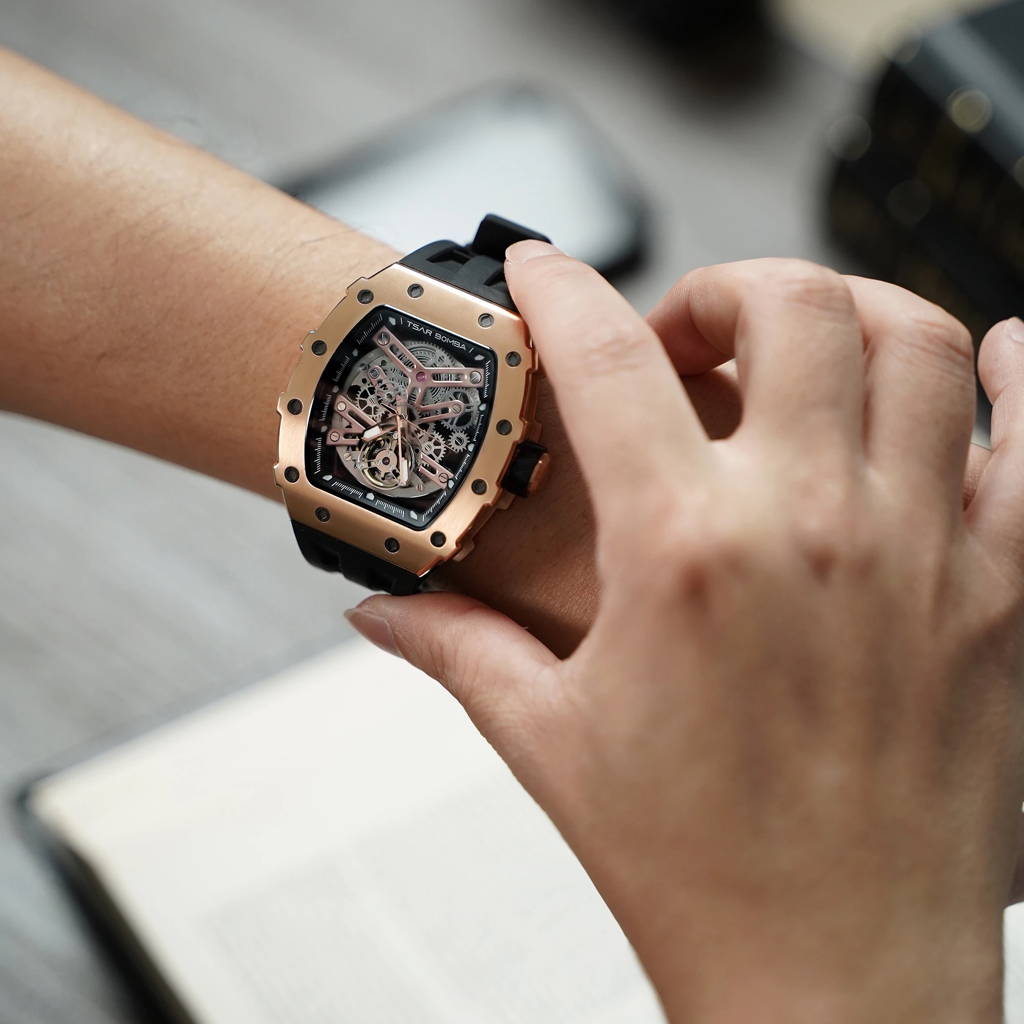 Tsar Bomba TB8208A-16: Cơ khí, hầm hố