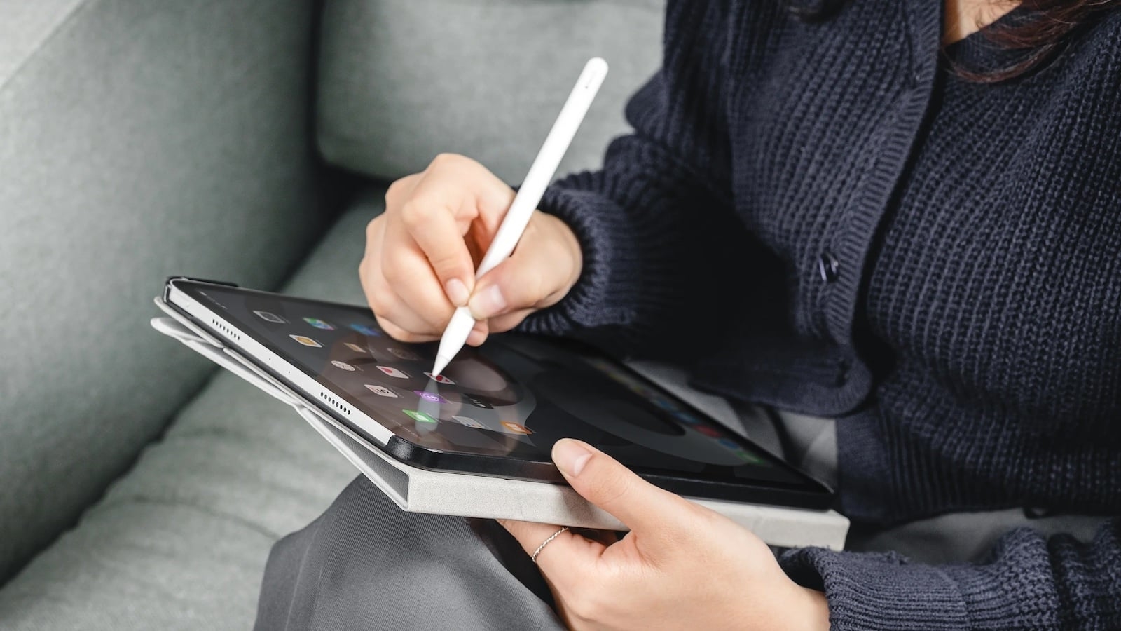 Mageasy Lift Folio: Ốp iPad gập là thành “bàn làm việc mini”