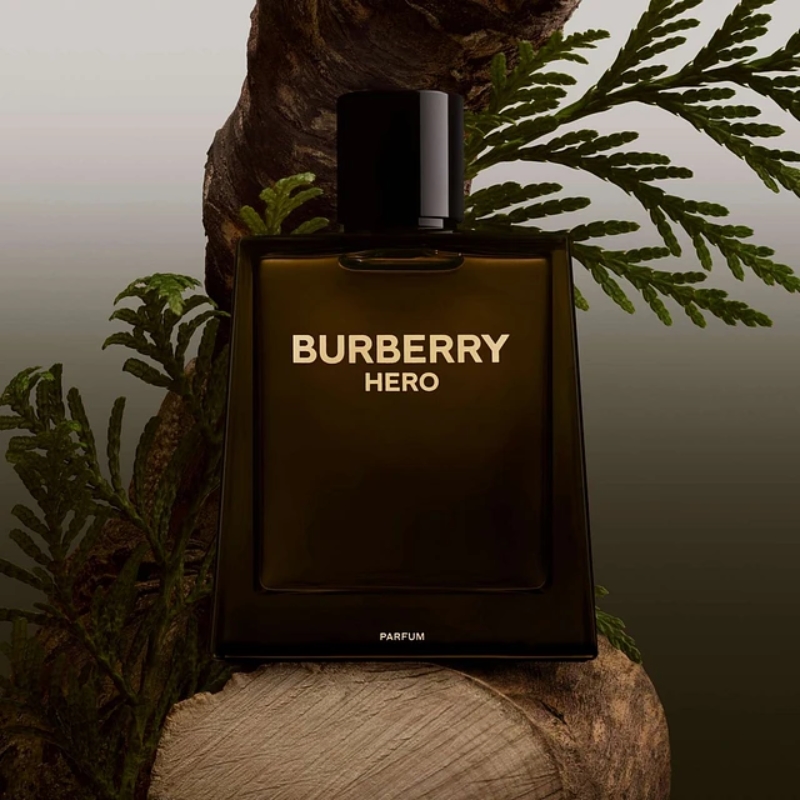 U30 và chai nước hoa Burberry Hero Parfum 1 U30 và chai nước hoa Burberry Hero Parfum