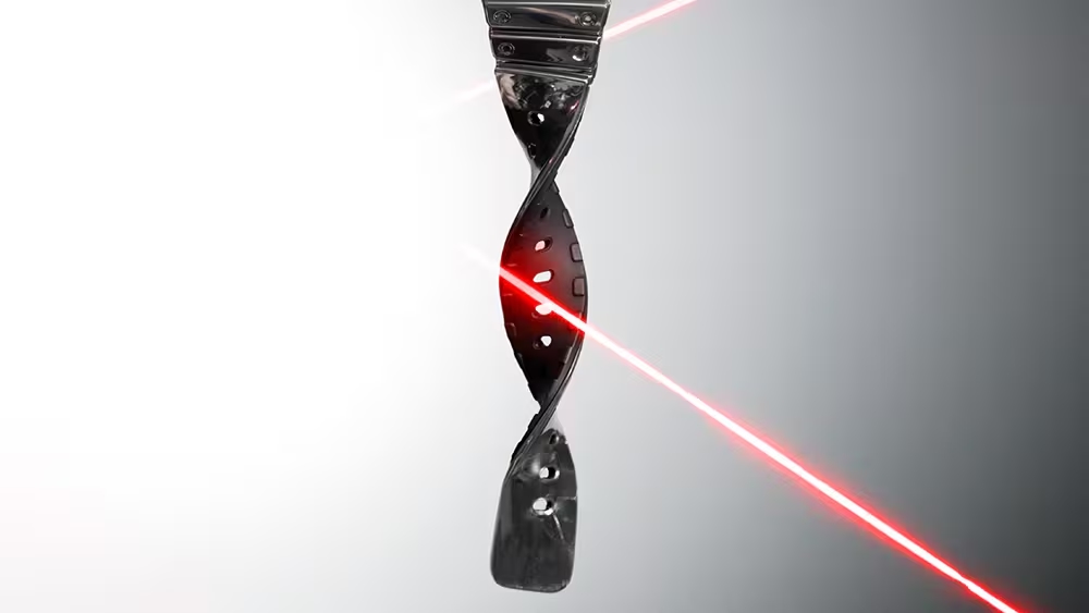 G-SHOCK GM-5600YRA-8: Huyền thoại 5600 khoác giáp kim loại