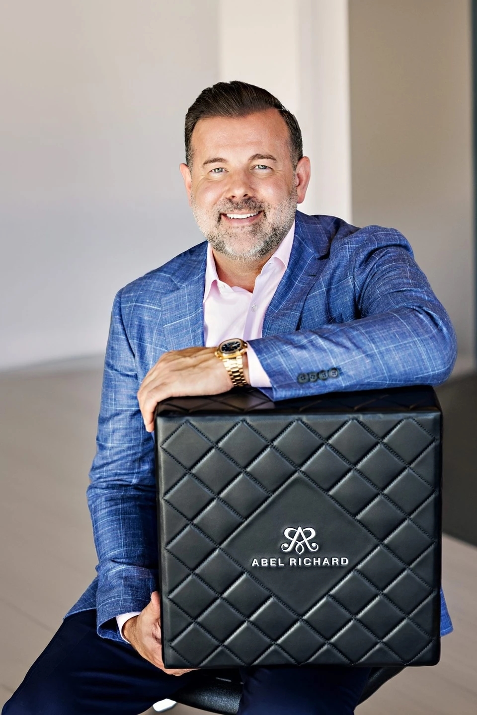 Ai là người đứng sau đế chế Abel Richard? 1 Ai là người đứng sau đế chế Abel Richard?