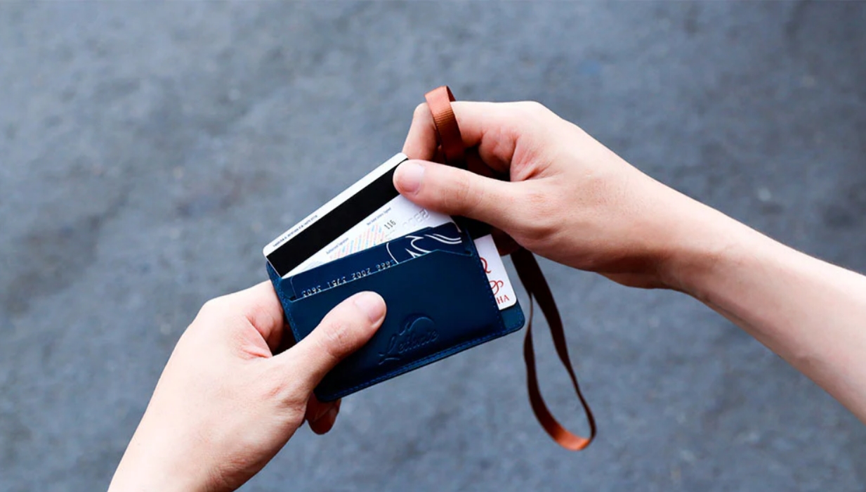 Có nên mua ví đựng thẻ nhân viên Lethnic Slim D?