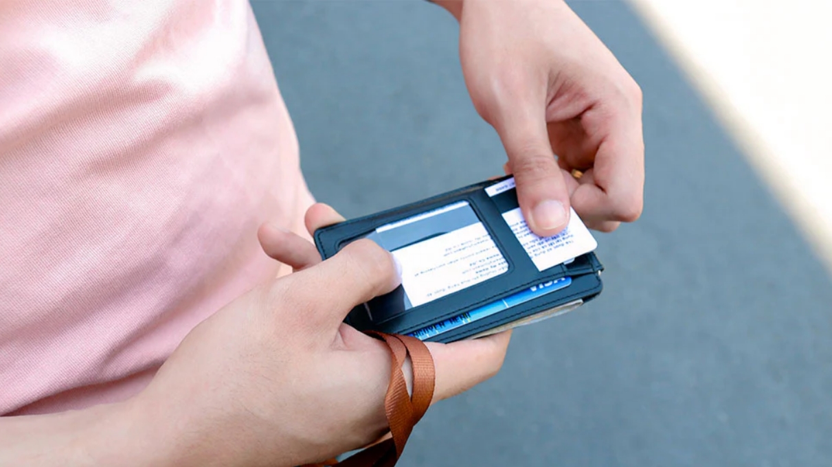 Có nên mua ví đựng thẻ nhân viên Lethnic Slim D?