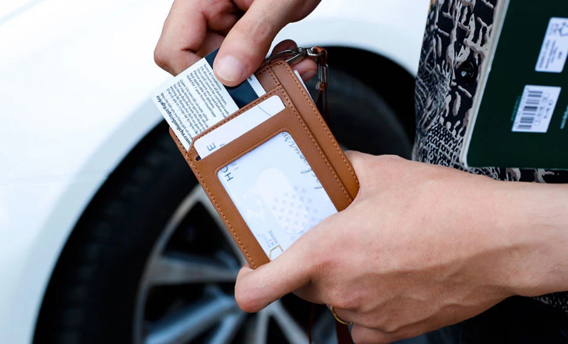 Có nên mua ví đựng thẻ nhân viên Lethnic Slim D?