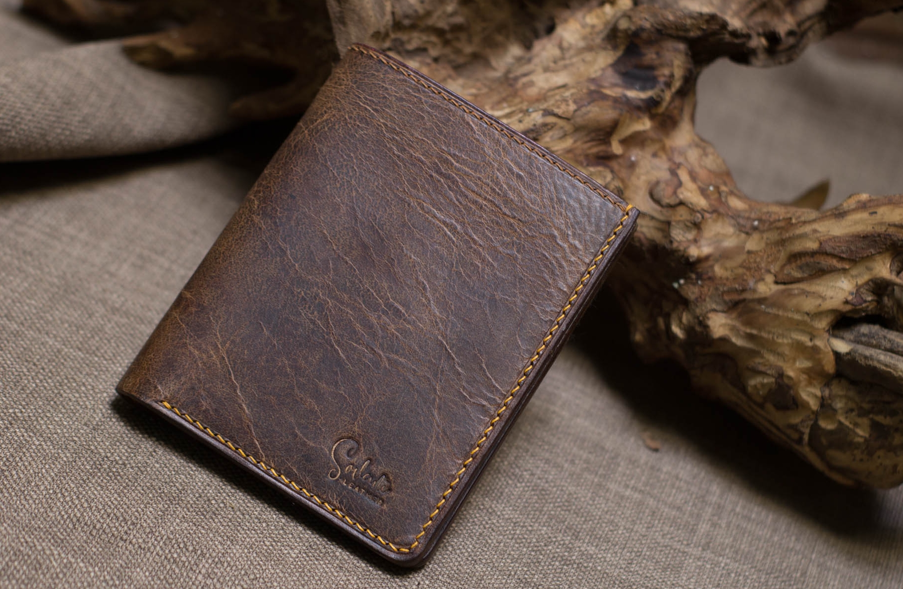 Làm như vầy là biết ví da thật hay không ngay 1 Làm như vầy là biết ví da thật hay không ngay