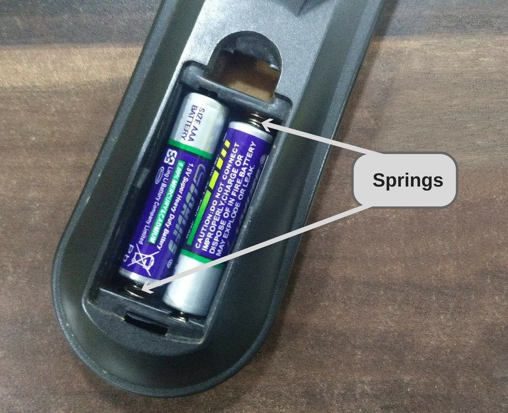 Vì sao cứ ‘đập đập’ nhẹ là remote TV hoạt động trở lại?