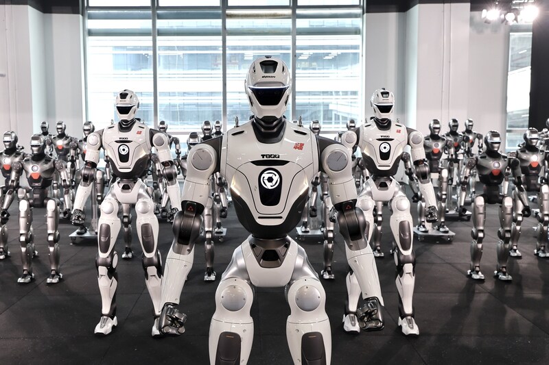 EngineAI ra mắt cơ sở sản xuất thông minh tại Thâm Quyến, lô robot hình người T800 đầu tiên xuất xưởng, bắt đầu giao hàng quy mô lớn
