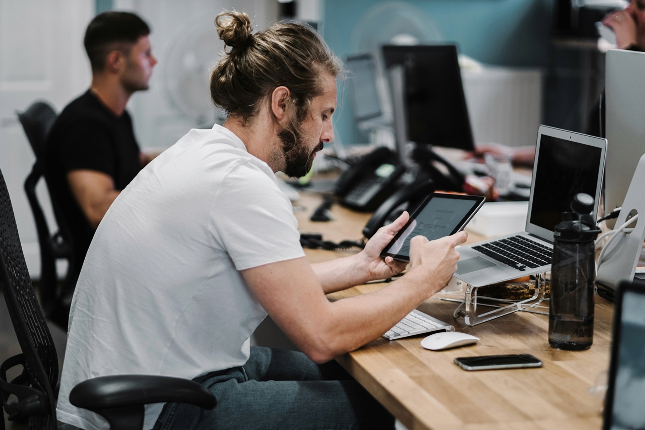 Internet đang tạo ra thế hệ đàn ông sống với AI