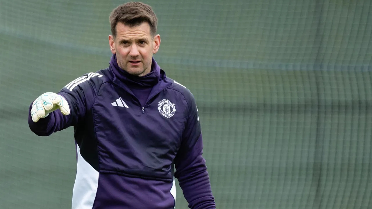 Vì sao Manchester United vẫn muốn giữ Tom Heaton ở tuổi 40?