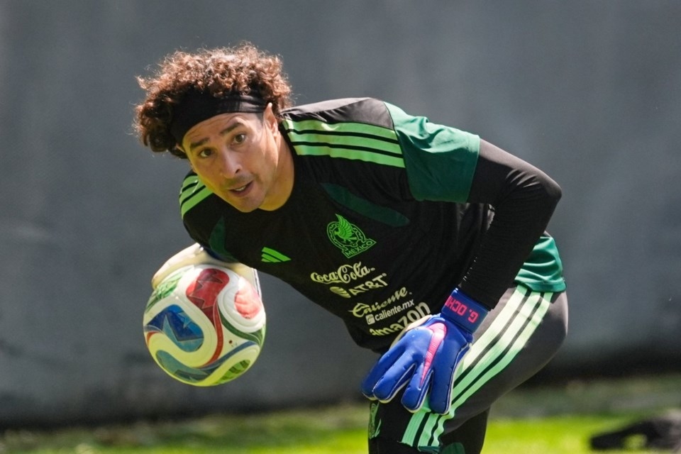 Đừng chỉ nhắc Ronaldo, Messi mà quên đi Ochoa 1 Đừng chỉ nhắc Ronaldo, Messi mà quên đi Ochoa