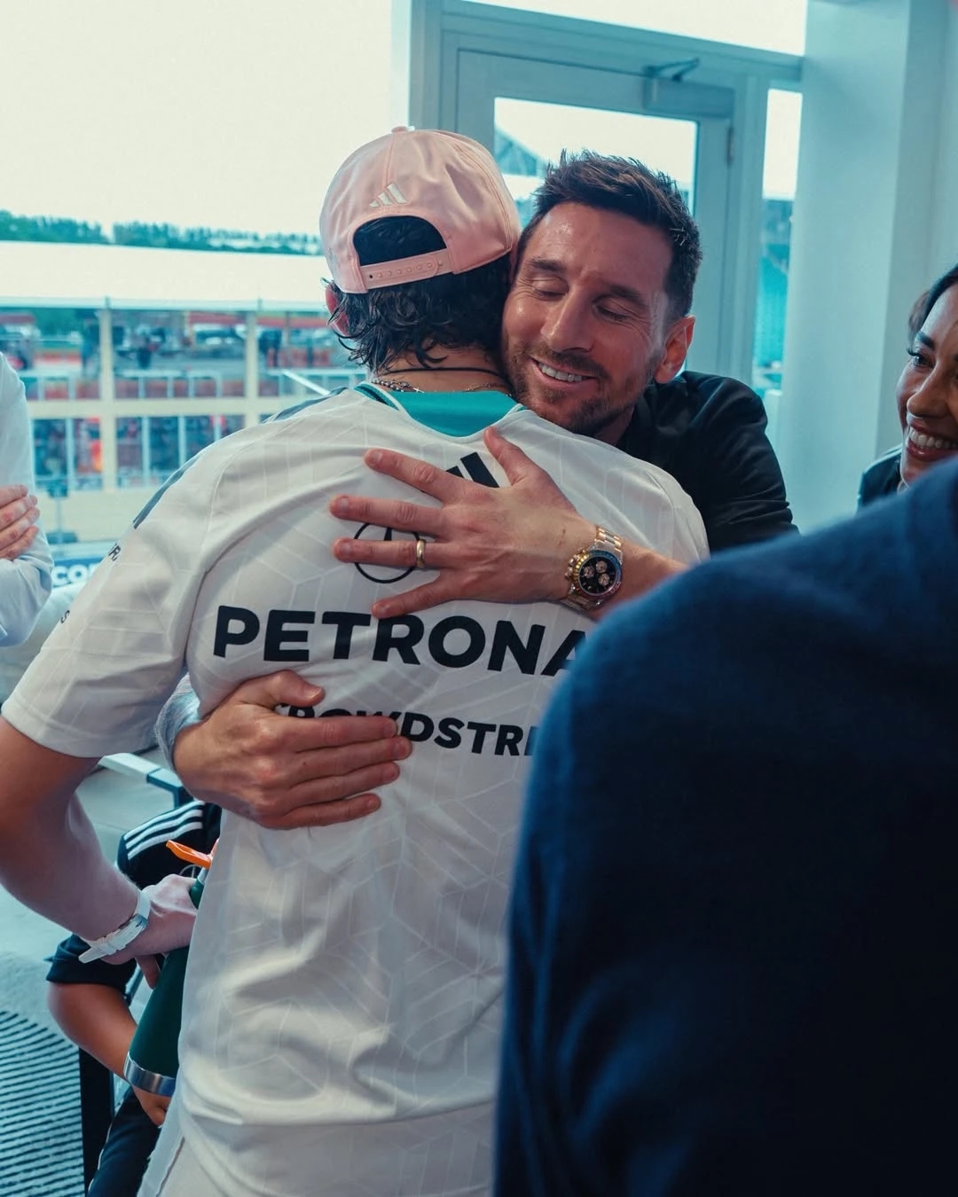 Cận cảnh đồng hồ Rolex Daytona Rainbow siêu hiếm của Messi