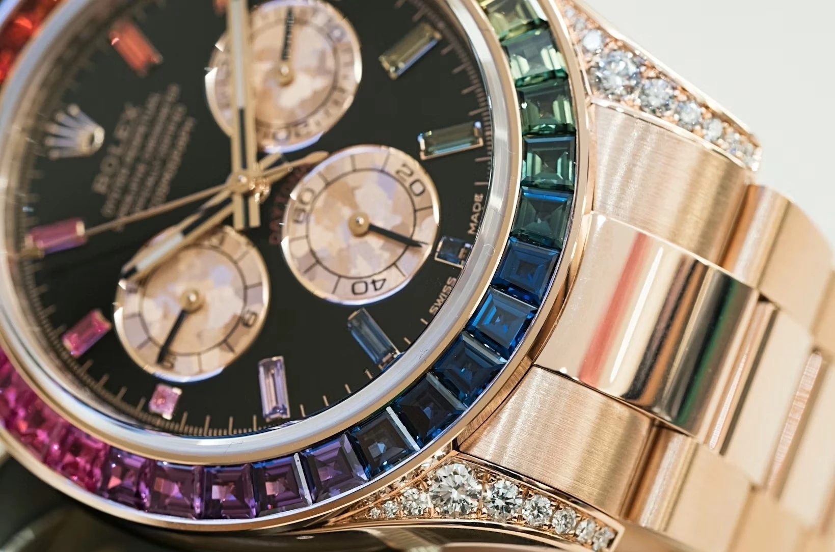 Cận cảnh đồng hồ Rolex Daytona Rainbow siêu hiếm của Messi
