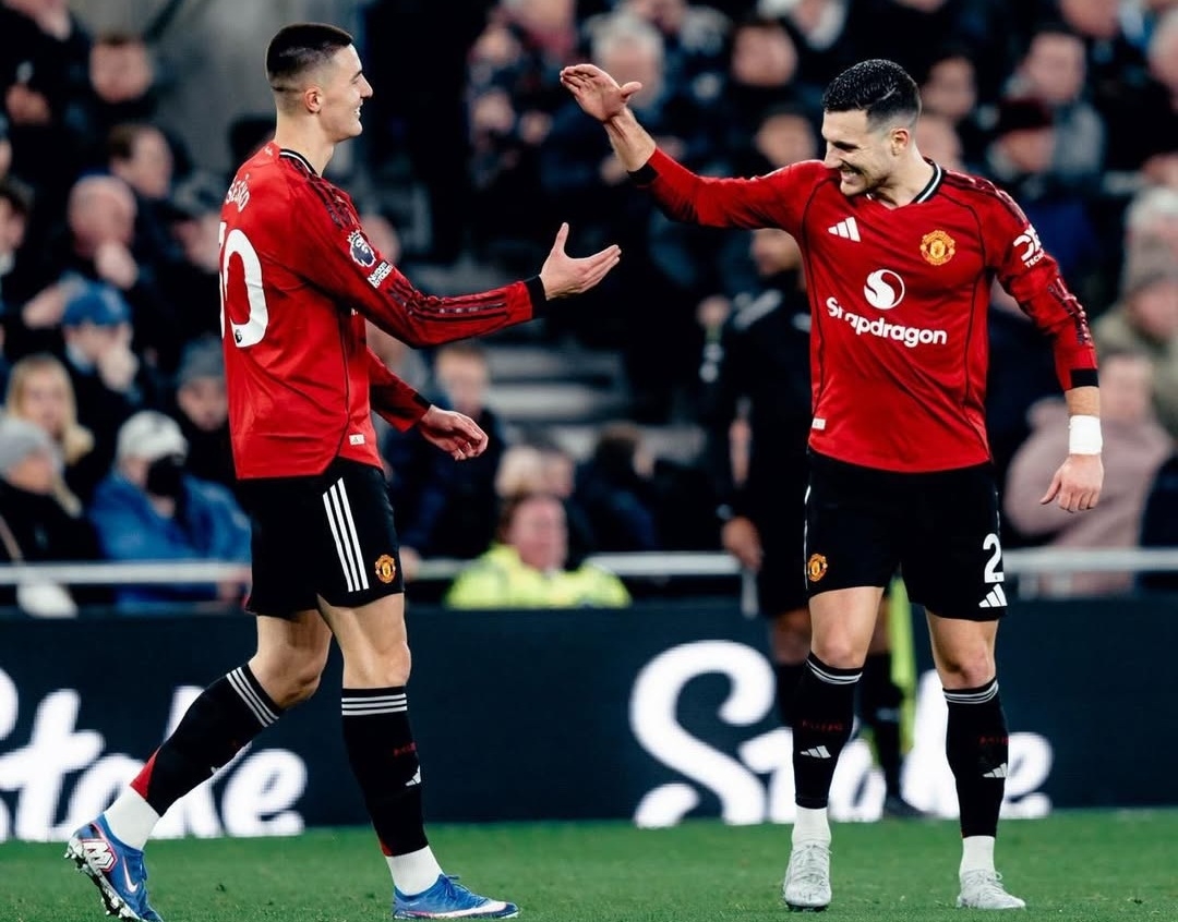Chuyện cà phê của Dalot và Sesko khiến fan MU cười nghiêng ngả