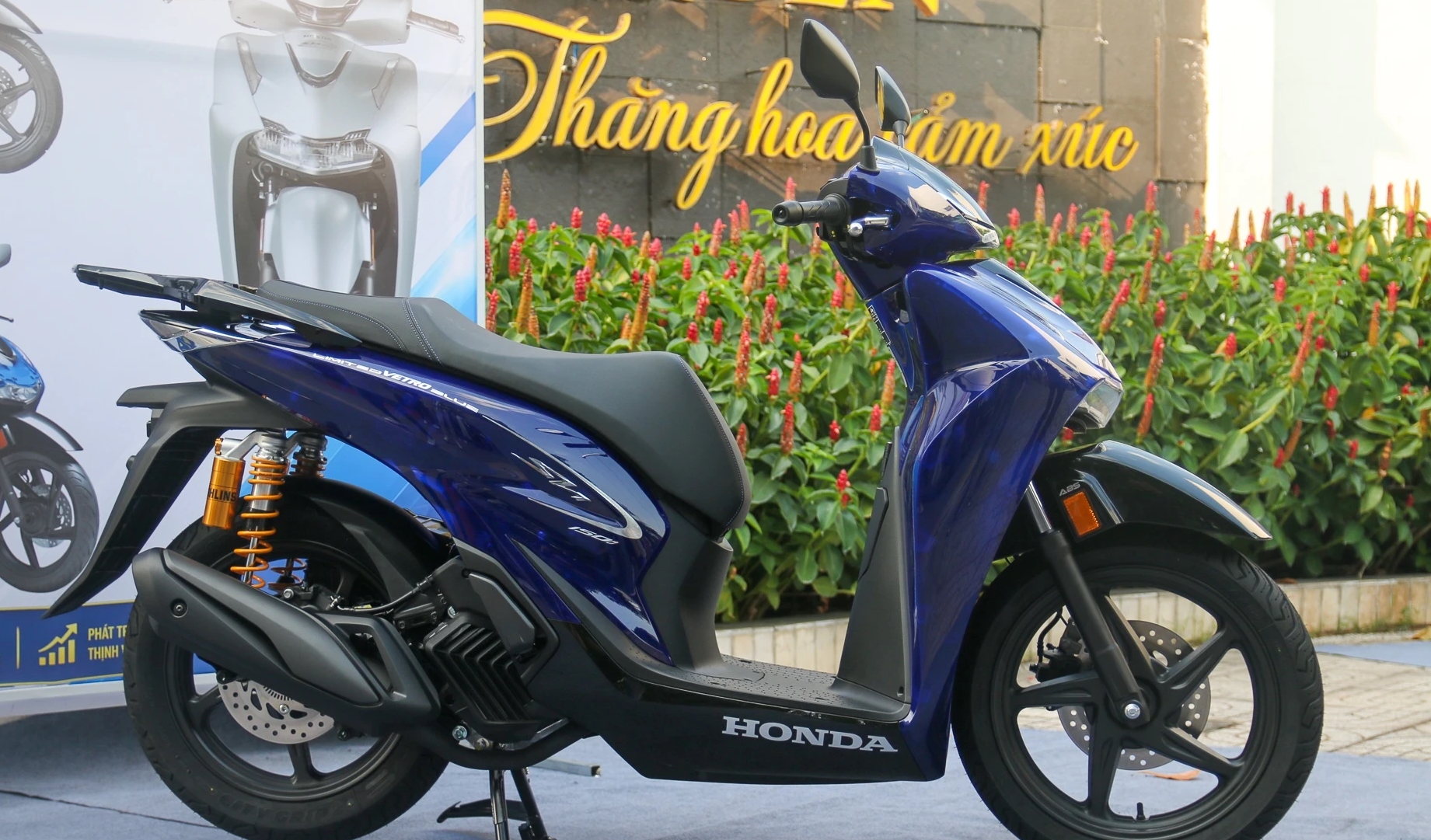 Honda SH Vetro Blue: Vì sao đàn ông Việt vẫn mê SH Italy dù đắt gấp đôi?