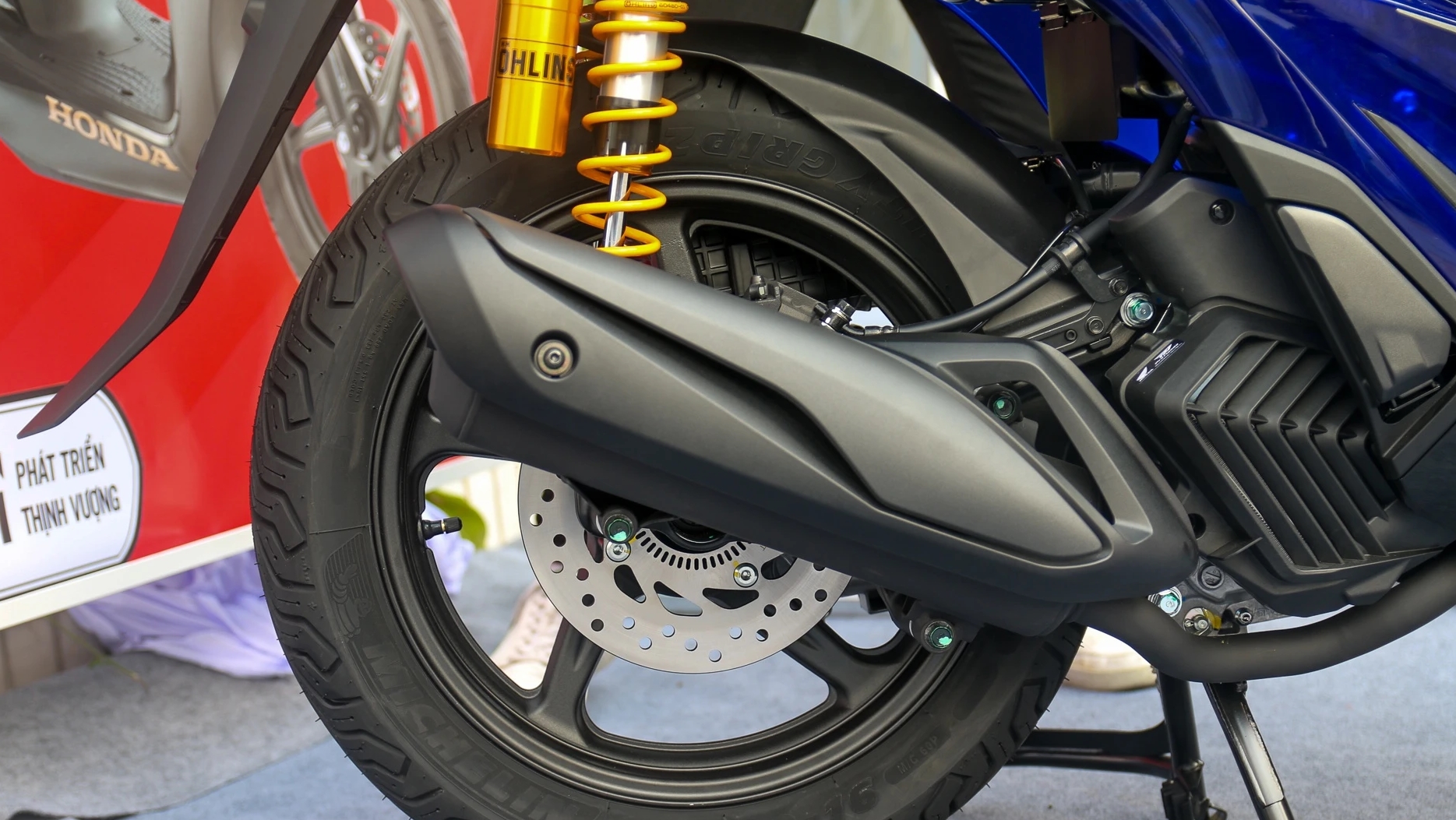Honda SH Vetro Blue: Vì sao đàn ông Việt vẫn mê SH Italy dù đắt gấp đôi?