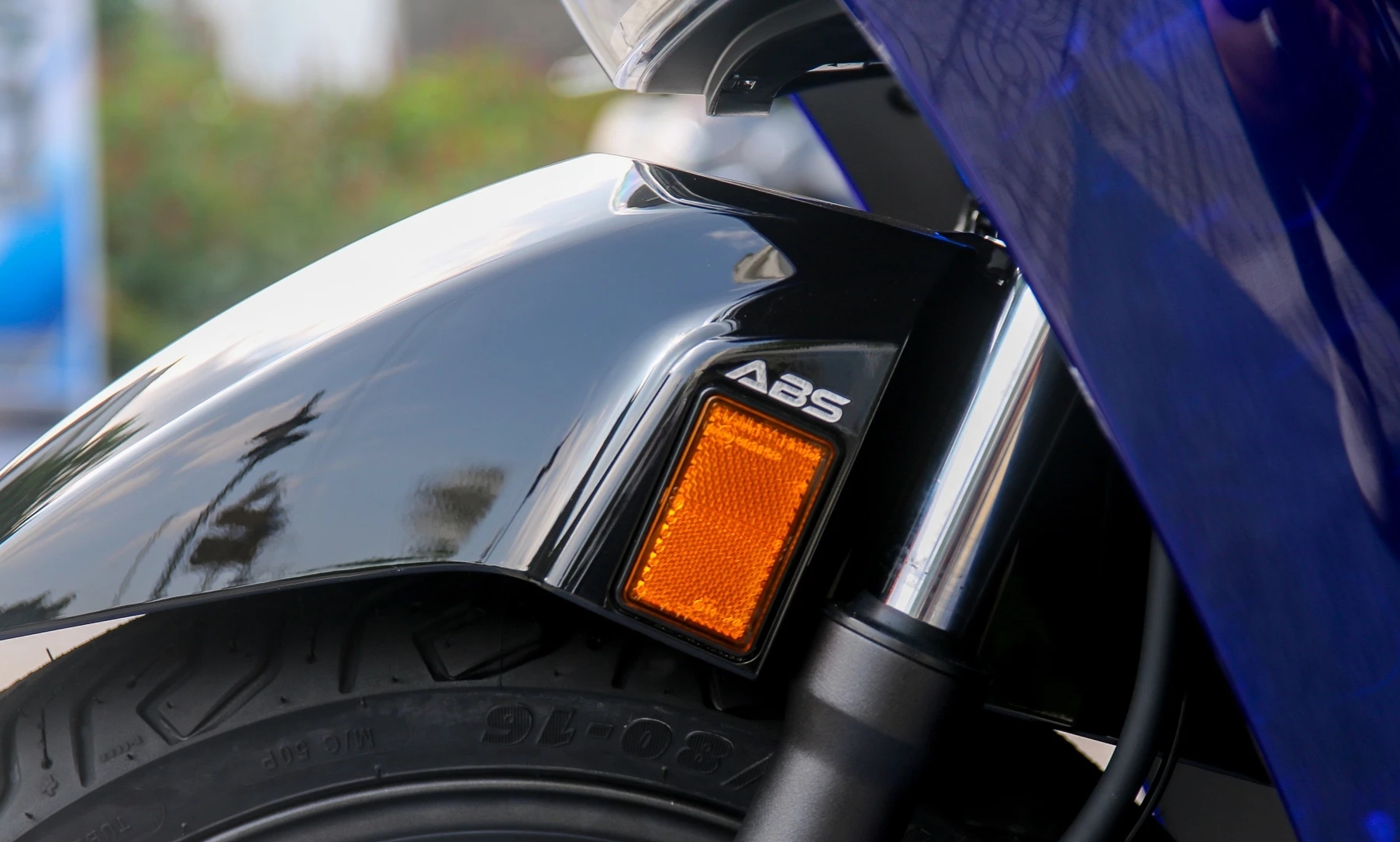 Honda SH Vetro Blue: Vì sao đàn ông Việt vẫn mê SH Italy dù đắt gấp đôi?