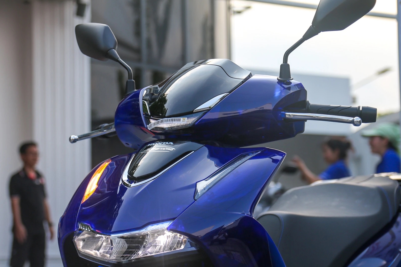 Honda SH Vetro Blue: Vì sao đàn ông Việt vẫn mê SH Italy dù đắt gấp đôi?